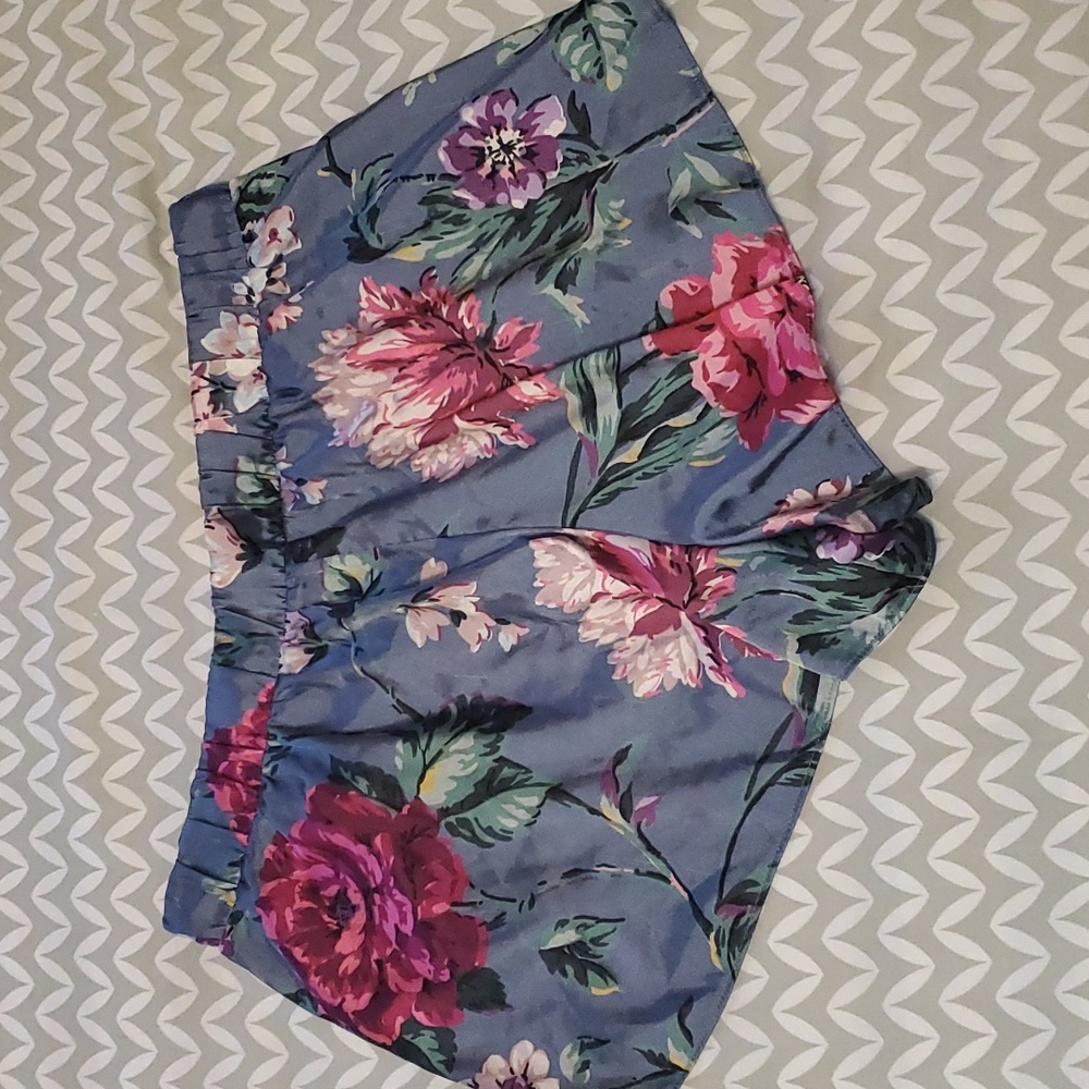 VS Shorts - Picture 2 of 7